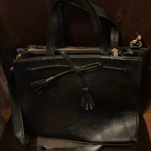 Black purse with zipper